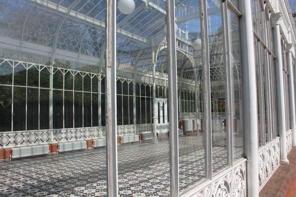 a building next to a fence