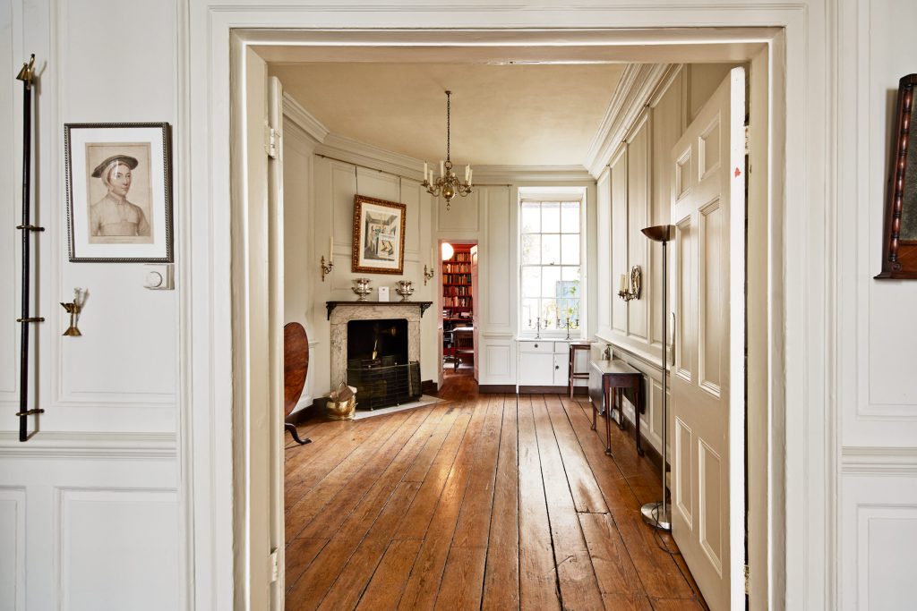 DEAN06 MIDDLE THROUGH OPEN DOUBLE DOORS