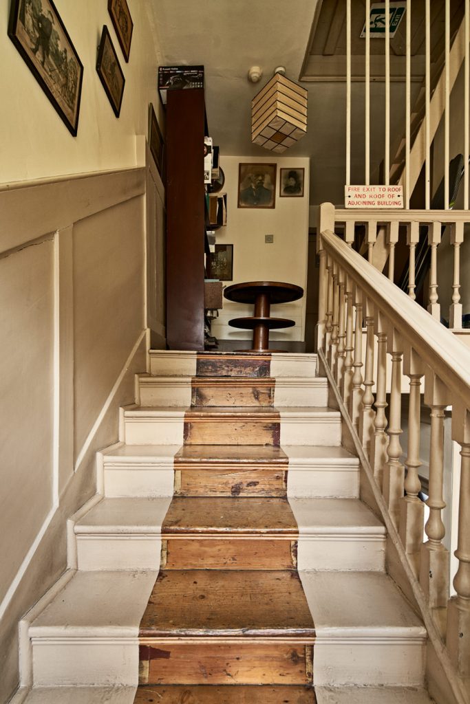 DEAN10 STAIRS TO THIRD FLOOR