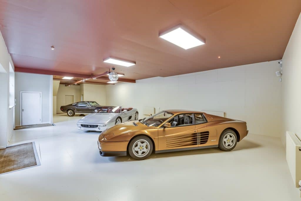 The Vineyard 7GASKET Car Garage with Loft Apartment for west london shoot location projects