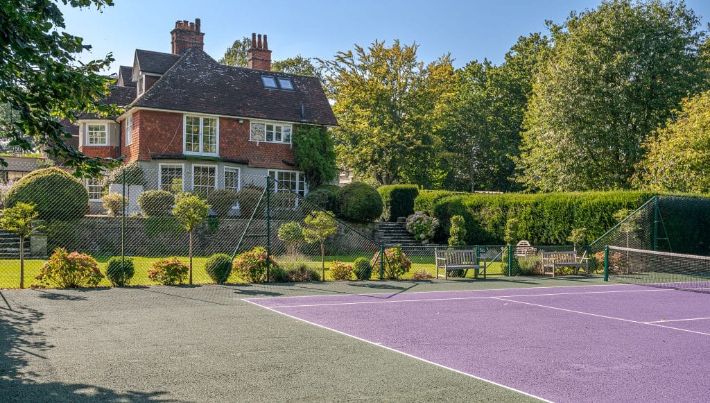 WITLEY HOUSE surrey large country location house tennis court Location Creation GCH Tennis court