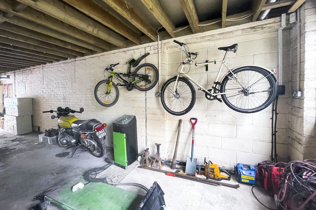 PARK LODGE3. Garage-spacious-storage-machinery-bicycle-rack-location-hire-lodge-London