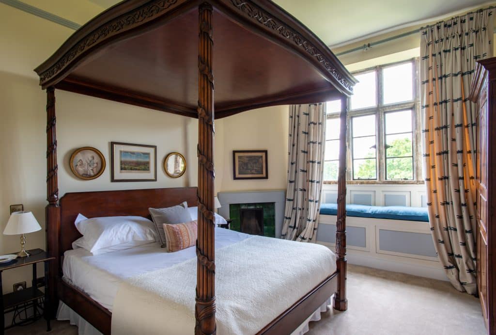 a bedroom with a bed and desk in a hotel room