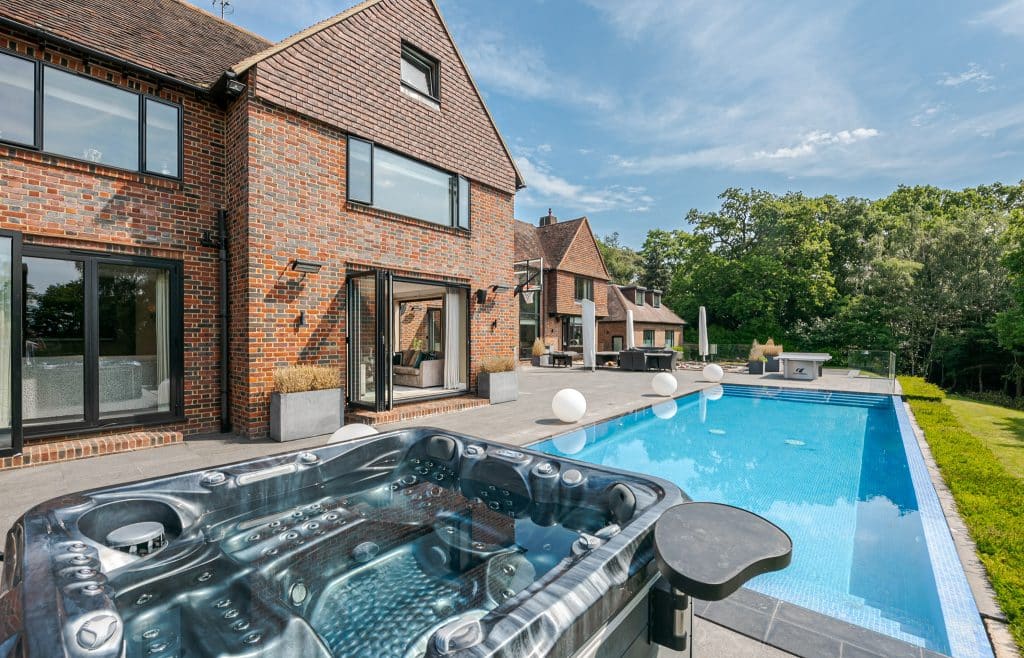 BISHOPS-WALK-BWK-PoolHot-tub.jpg
