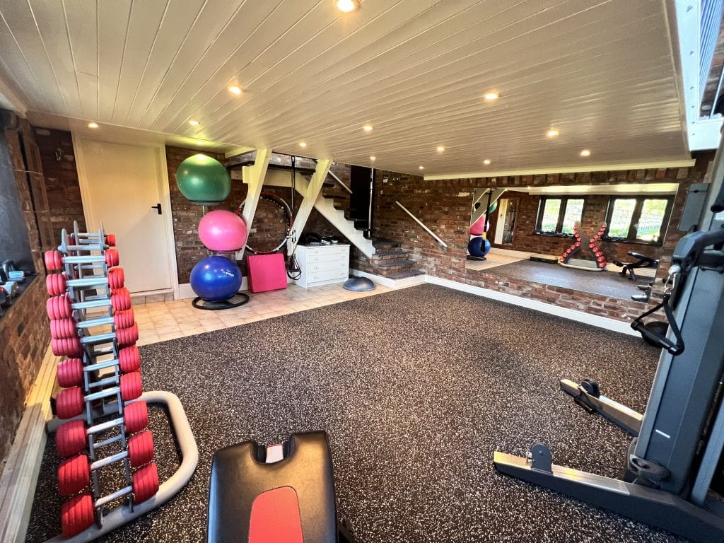 MORES FARM (93) Gym Photo 1