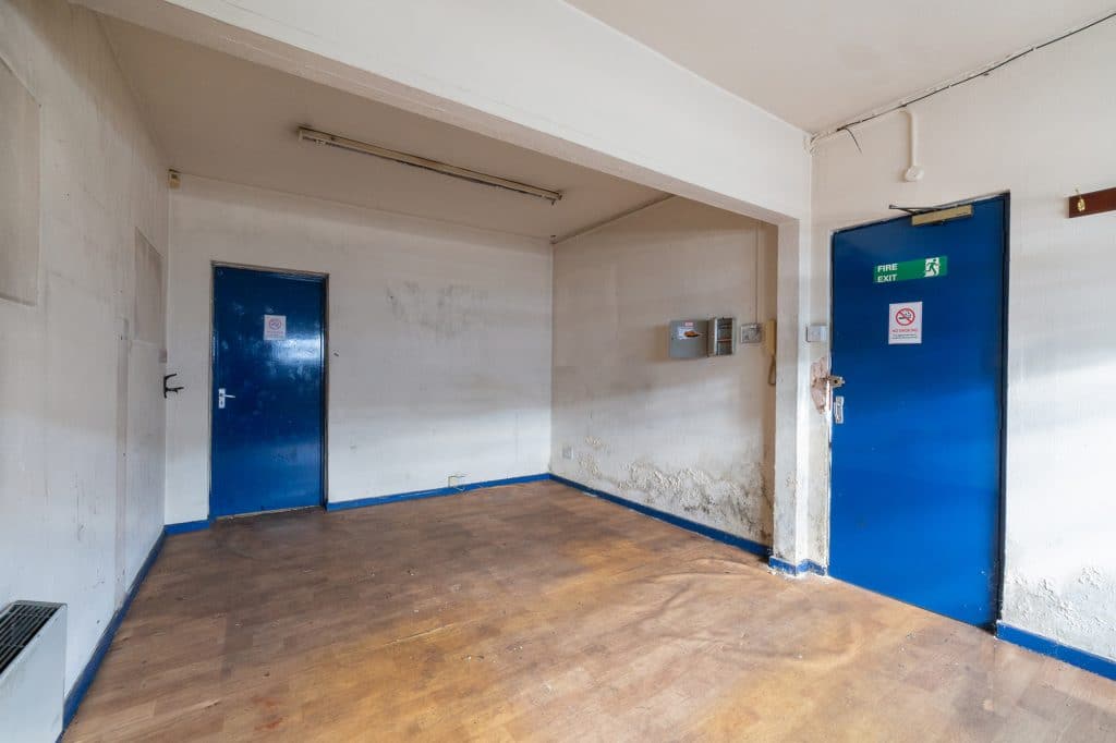 EAST LONDON GARAGE MOT_Garage_Bow_G_7