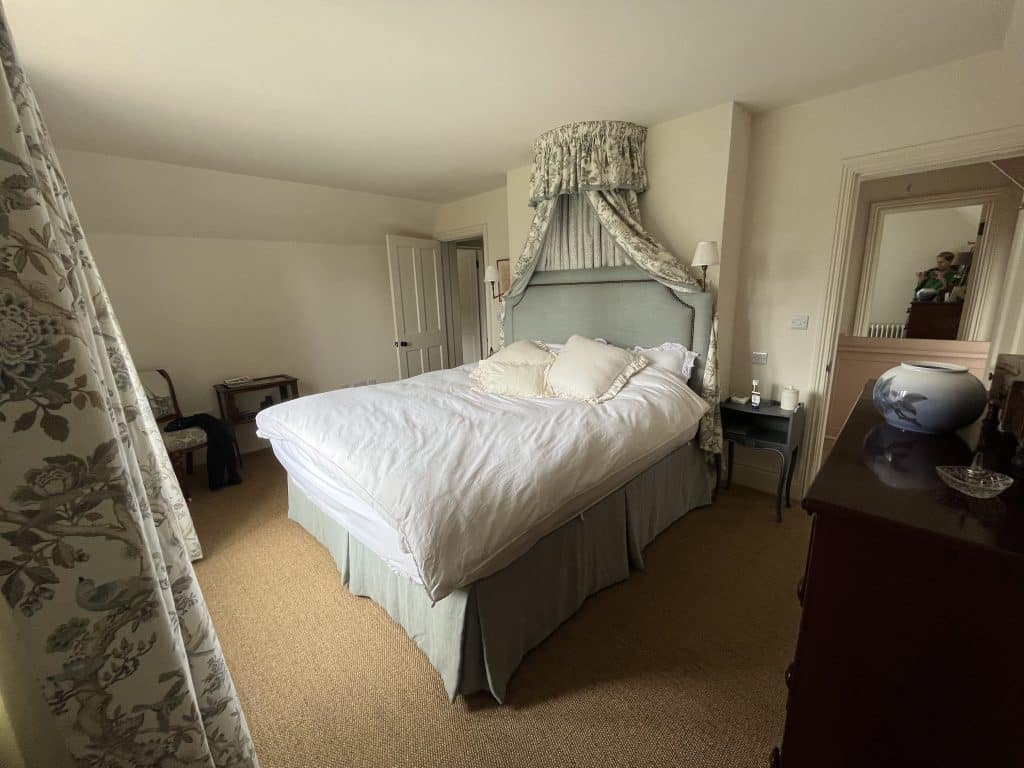 a bedroom with a bed in a hotel room