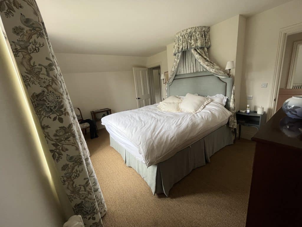a bedroom with a bed in a hotel room