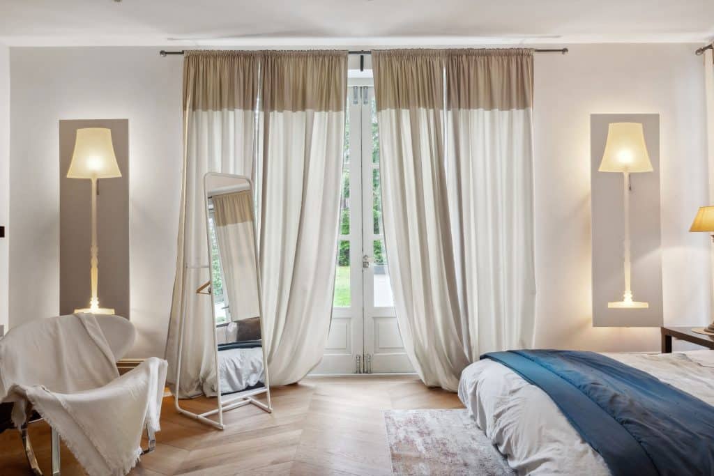 a bedroom with a bed in a hotel room