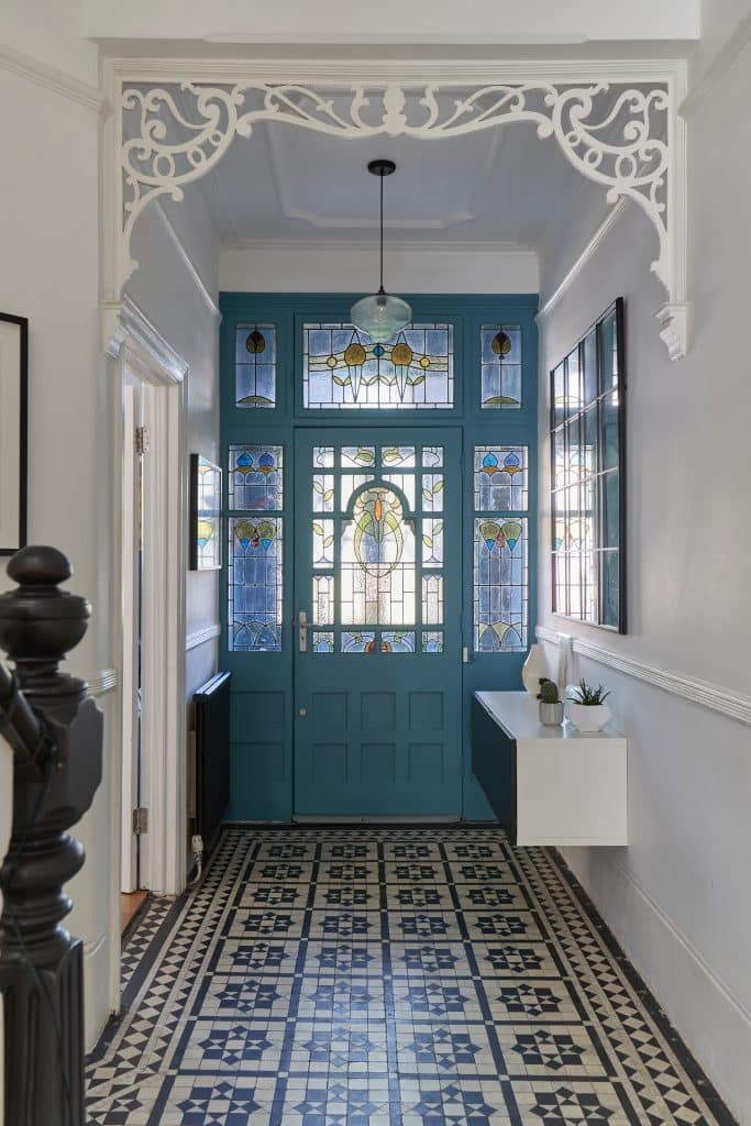 a room with a large mirror