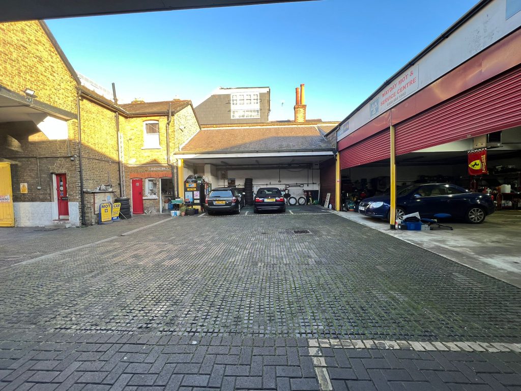 CROYDON GARAGE 25. S.E. MOT