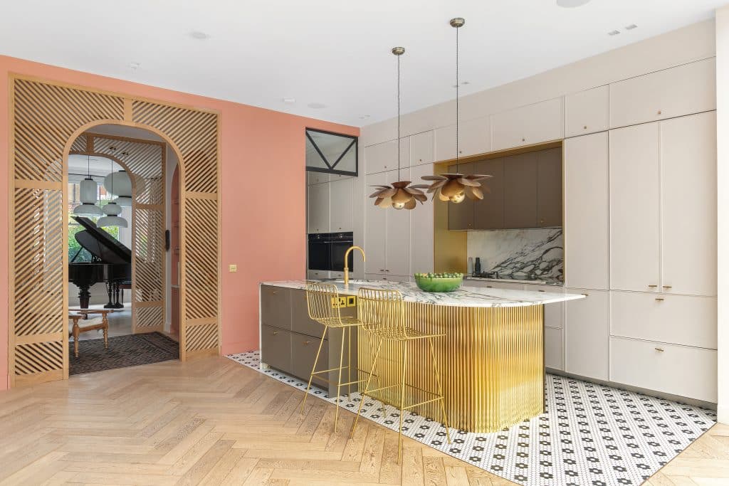 5 Hadley Gardens W4 4NU-06