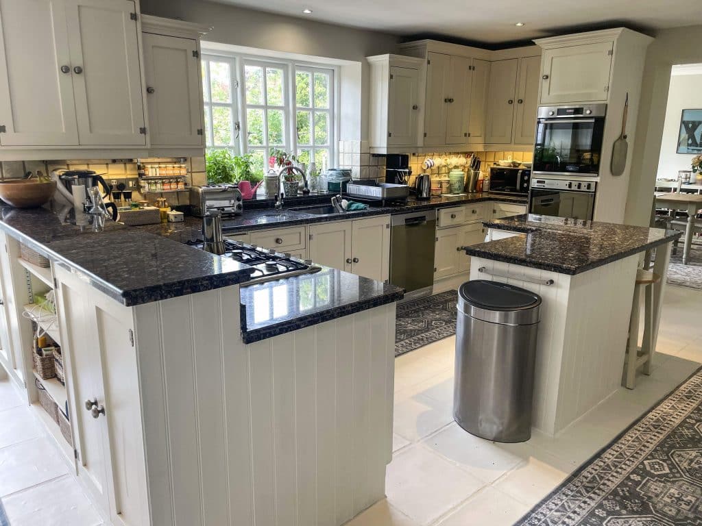 PARK LODGE Kitchen-white-tile-floor-cooker-worktops-garden-location-hire-lodge-London