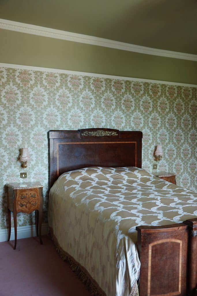 BURRAGE Woolwich victorian retro shoot location 07_Bedroom-04_09