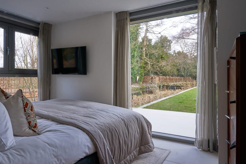 WATERSIDE RETREAT HAMPSHIRE LAKESIDE MODERN SHOOT LOCATION 24_Jan_Avington_Stillwater_r_WR_ 22