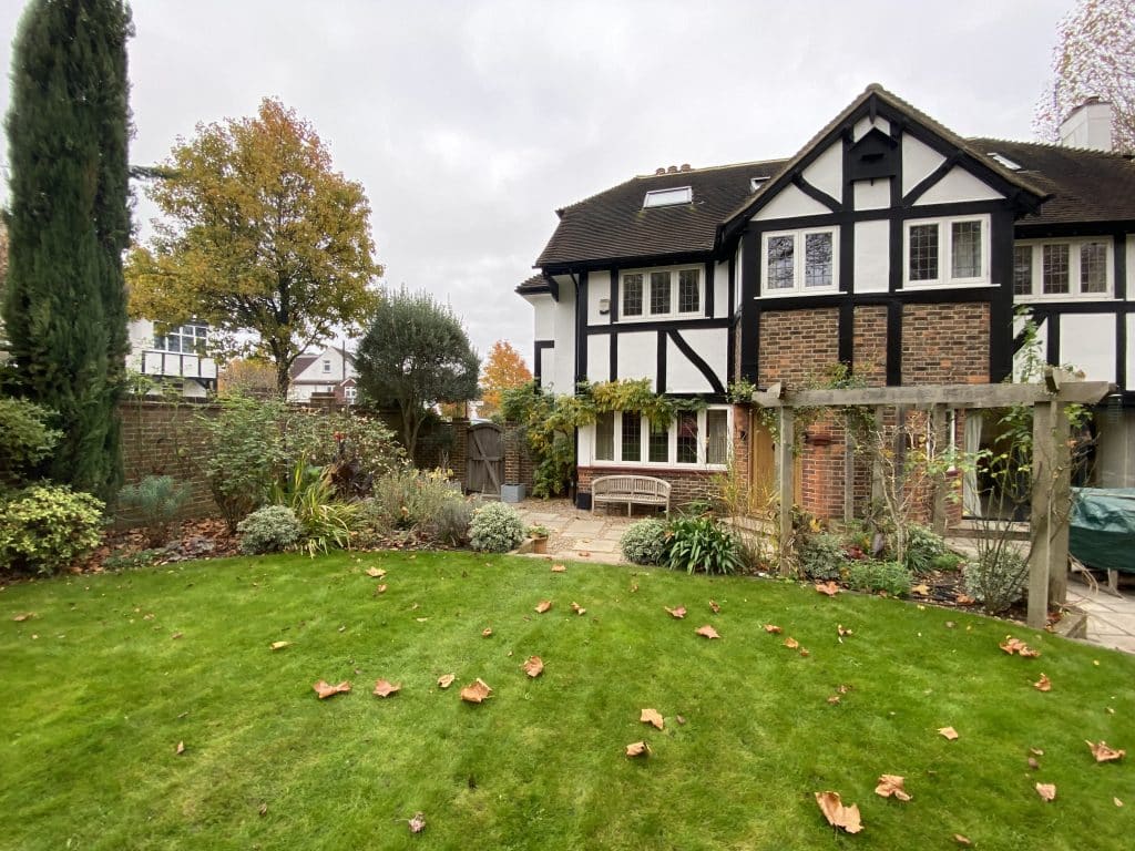 HERTFORD detached south west london everyday location house Photo 16-11-2024, 11 46 08