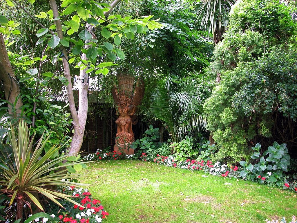 ART DECO south west london location apartment with swimming pool A 18
