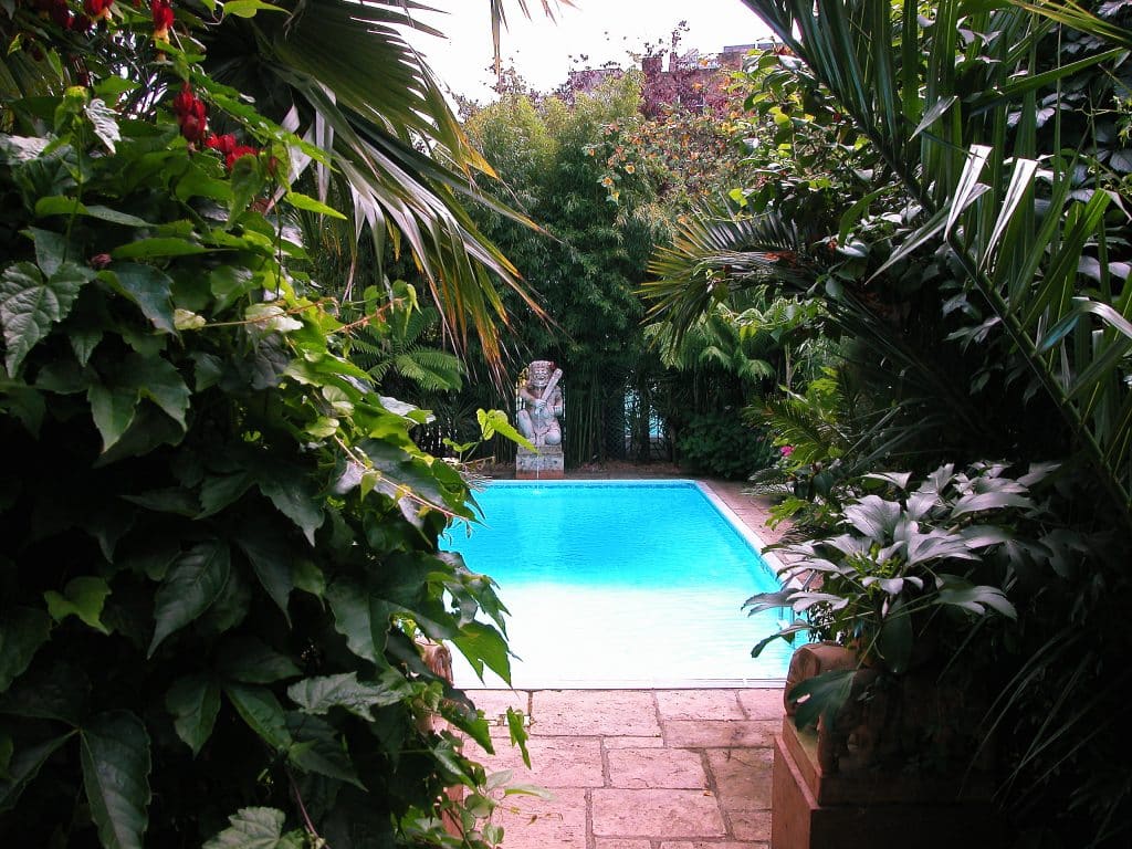 ART DECO south west london location apartment with swimming pool A 1a