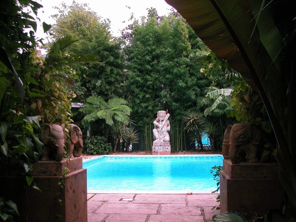 ART DECO south west london location apartment with swimming pool A 1b