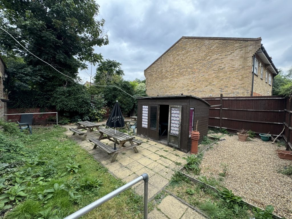 QUAKER SOUTH EAST LONDON SOCIAL CLUB SHOOT LOCATION 26. The Quakers Hall – ARK Loc 0020