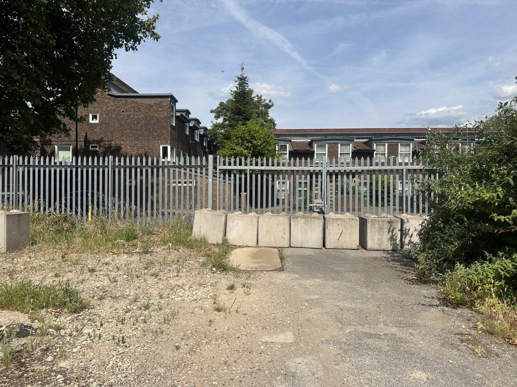 IMG 2381BRIXTON UNIT BASE Secure, large, vacant school for unit base parking & production offices