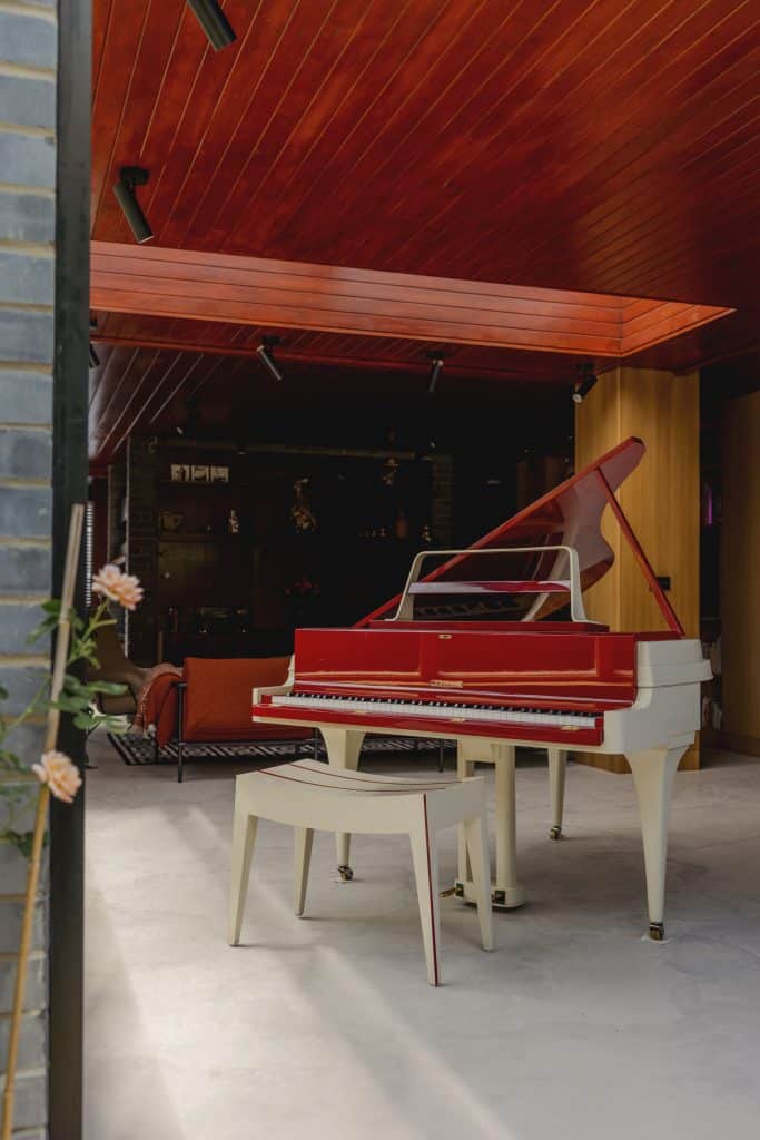 MariellLindHansen 7134THE MODERNIST PLACE Mid Century Wood Panelled Shoot Location