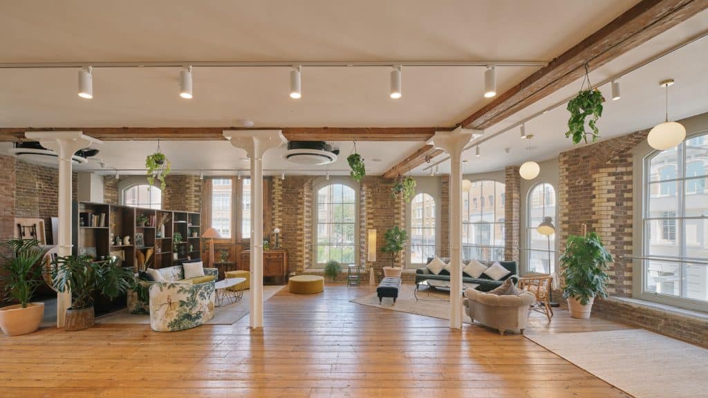 SS MB 026 copyTHE LOUNGE Converted Warehouse Central London Shoot Location