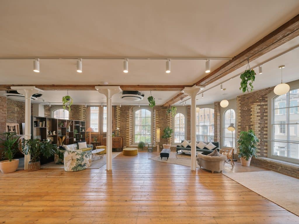 SS MB 027 copyTHE LOUNGE Converted Warehouse Central London Shoot Location
