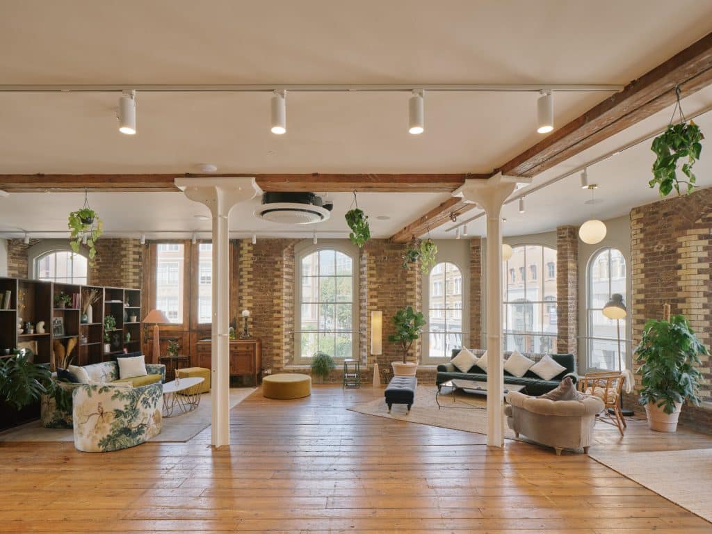 SS MB 028 copyTHE LOUNGE Converted Warehouse Central London Shoot Location