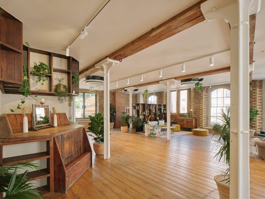 SS MB 029 copyTHE LOUNGE Converted Warehouse Central London Shoot Location