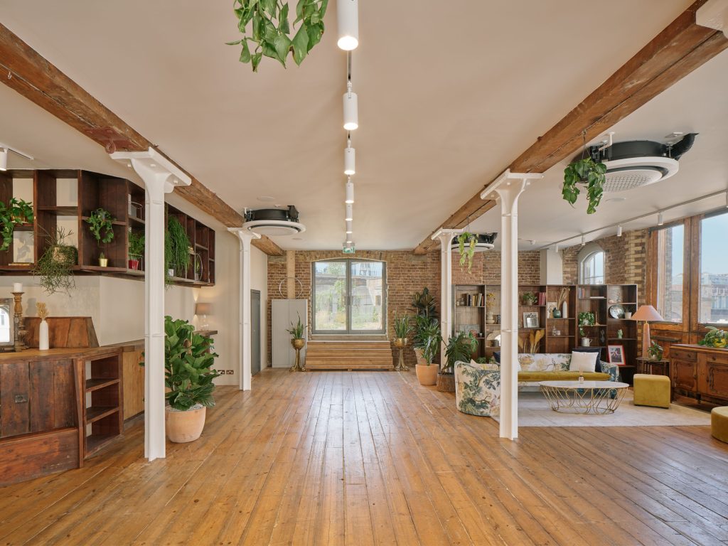 SS MB 030 copyTHE LOUNGE Converted Warehouse Central London Shoot Location
