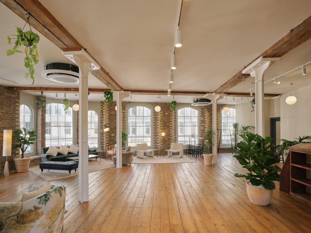 SS MB 031 copyTHE LOUNGE Converted Warehouse Central London Shoot Location