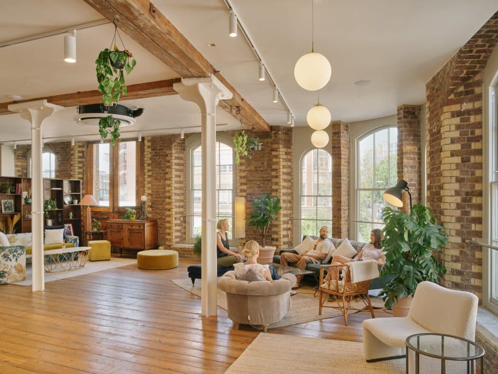 SS MB 032 copyTHE LOUNGE Converted Warehouse Central London Shoot Location