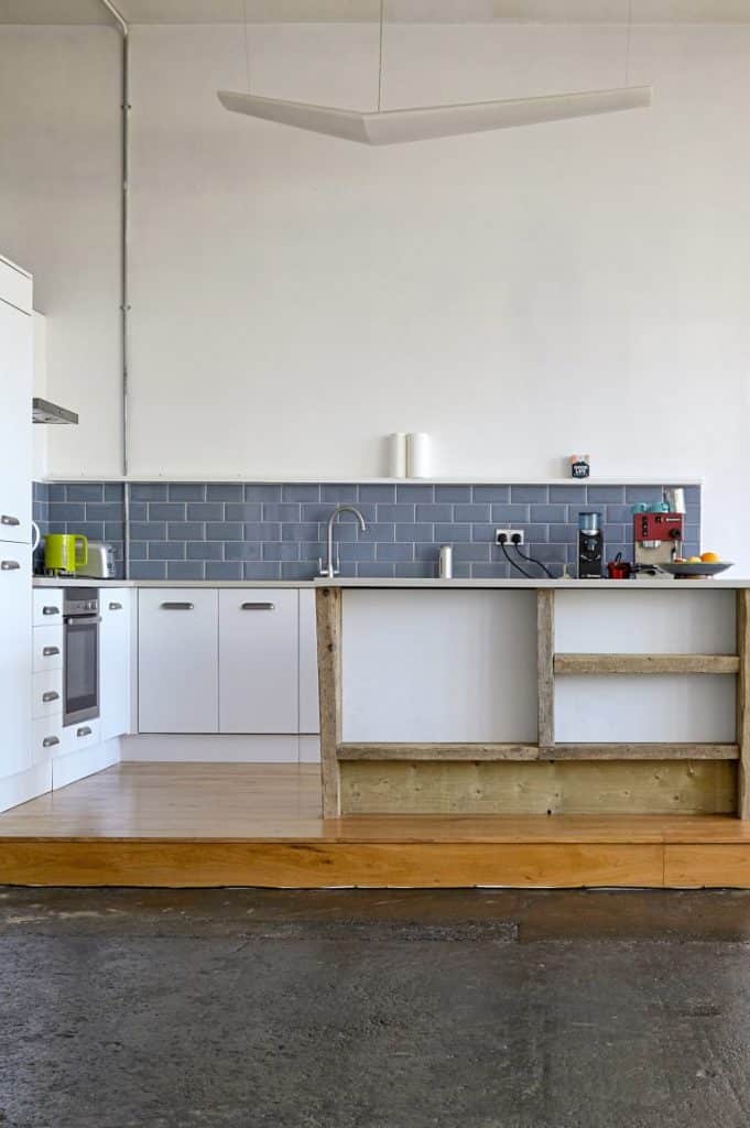 13 DEHAVILLAND minimlaist shoot location east london 7