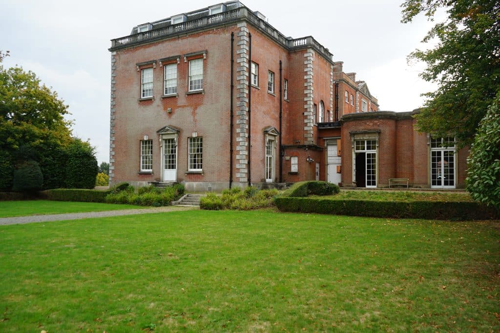 CHESHUNT HOTEL WALTHAM CROSS TRADITIONAL HOTEL SHOOT LOCATION TNE05495