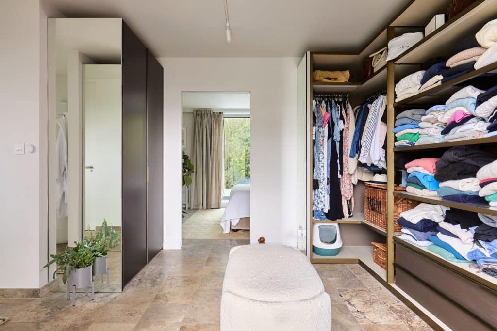 CHISWICK DOCK west london modern location house Location Creation:Chiswick Dock:dresser 2