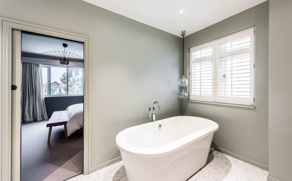 TEIGNMOUTH north west london 1920s detached location house Location Creation:Teignmouth NW2:bathroom1