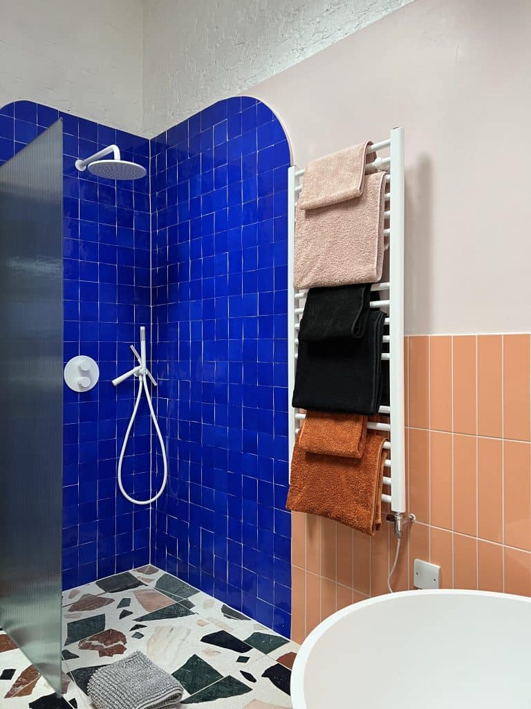 HEKA HOUSE colourful east london location house 34. HEKA HOUSE Family Bathroom