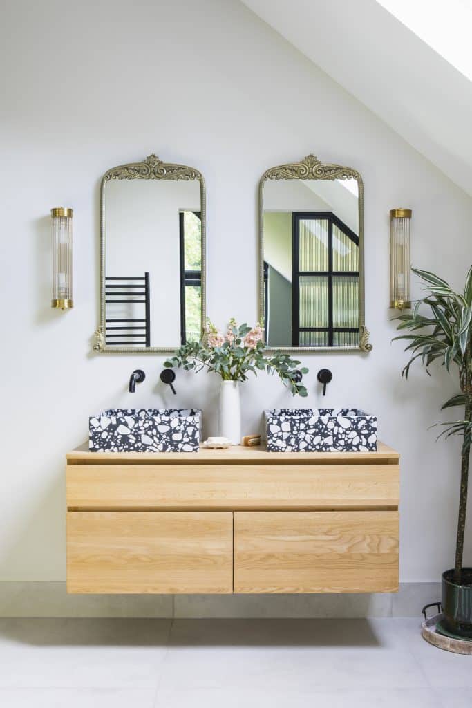 THAT HOUSE WITH THE PINK DOOR large kent location house Ensuite1