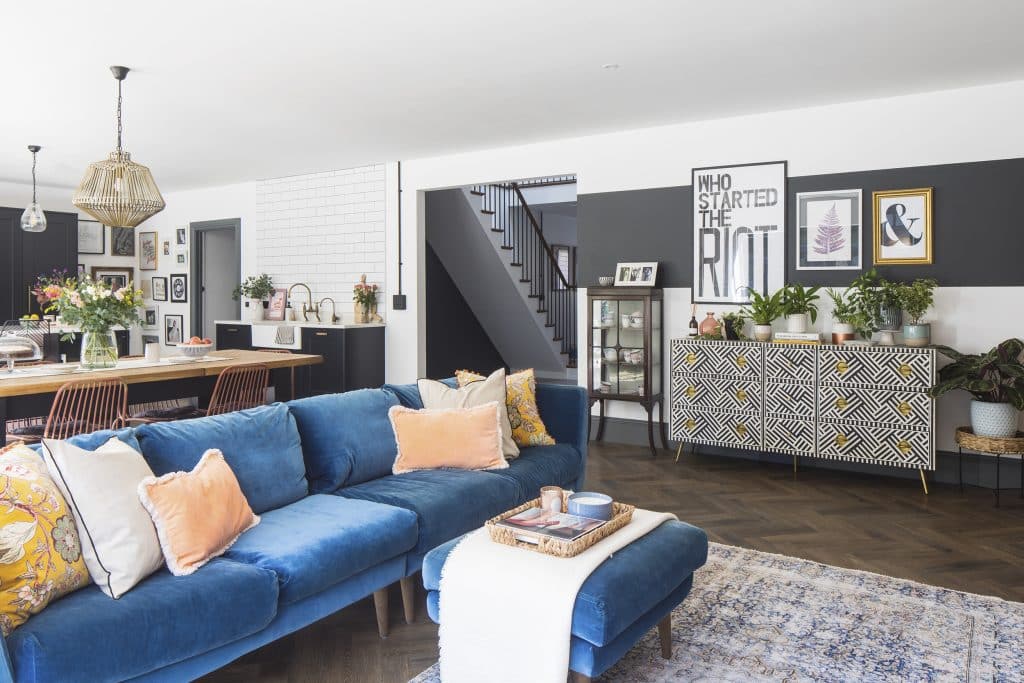 THAT HOUSE WITH THE PINK DOOR large kent location house Kitchen10