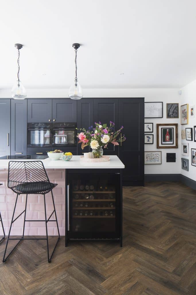 THAT HOUSE WITH THE PINK DOOR large kent location house Kitchen5