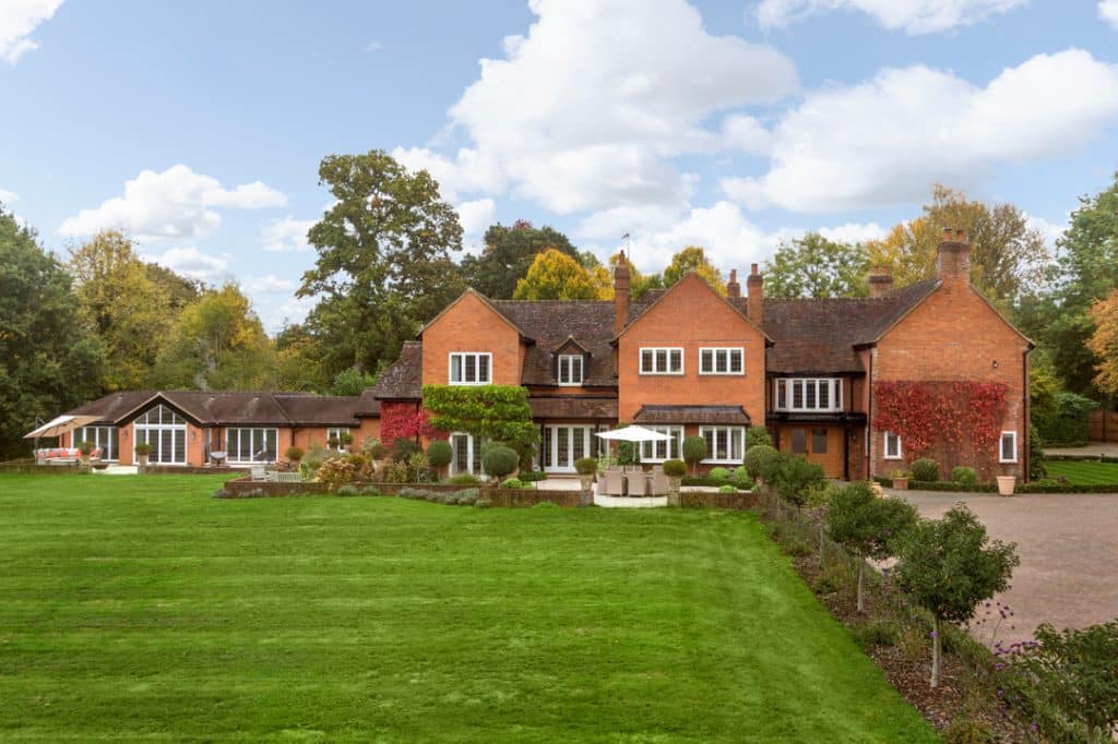 VINE HOUSE guildford eight bedroom location house Vine house, coombe lane, Guildford, GU3 3PF 003
