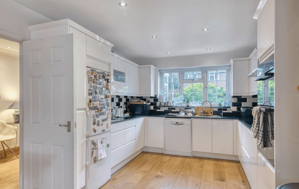 PINNER HOUSE Harrow location house family home 16