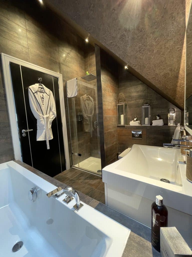 SOUTH LODGE modern buckinghamshire shoot location house Main bathroom