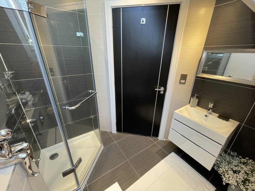 SOUTH LODGE modern buckinghamshire shoot location house Teal bathroom