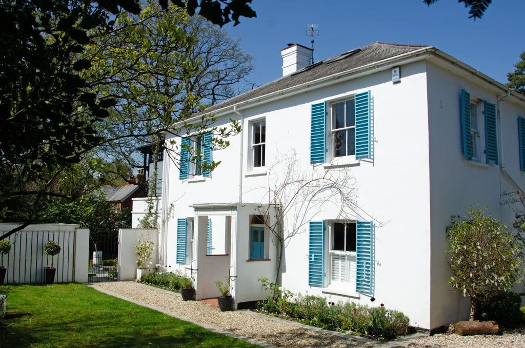 BLUE SHUTTER HOUSE hampshire bright modern location house 01 Frontofhouse