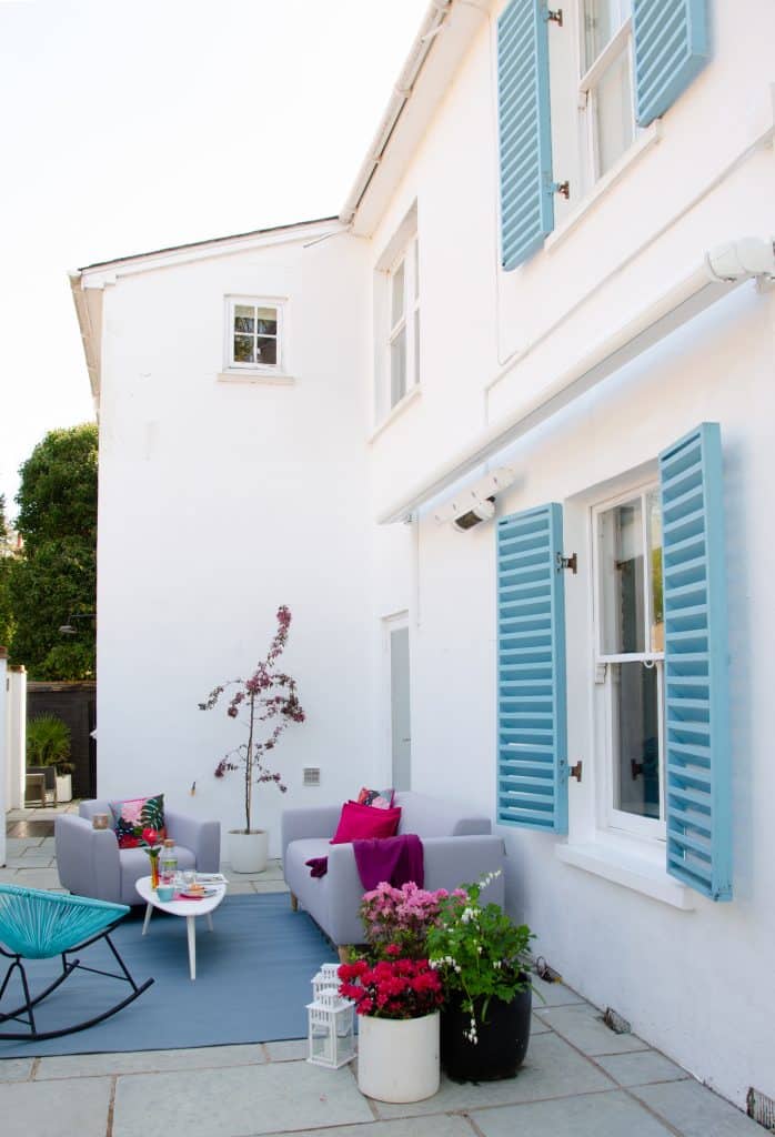BLUE SHUTTER HOUSE hampshire bright modern location house 018 OutsideSittingRoom