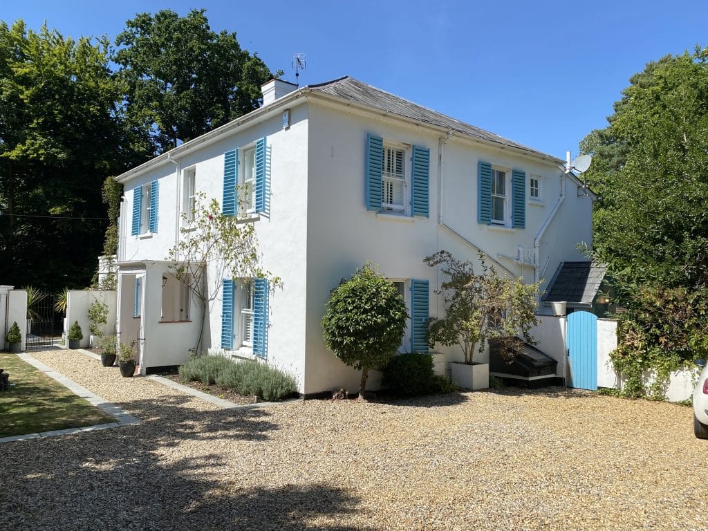 BLUE SHUTTER HOUSE hampshire bright modern location house 02 FrontOfHouse wide
