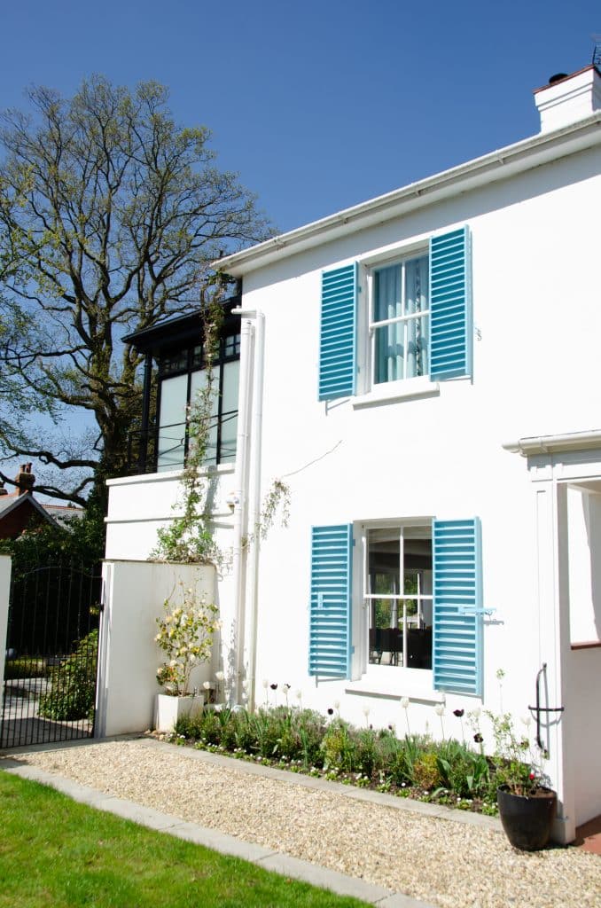 BLUE SHUTTER HOUSE hampshire bright modern location house 057 StartofBackGarden