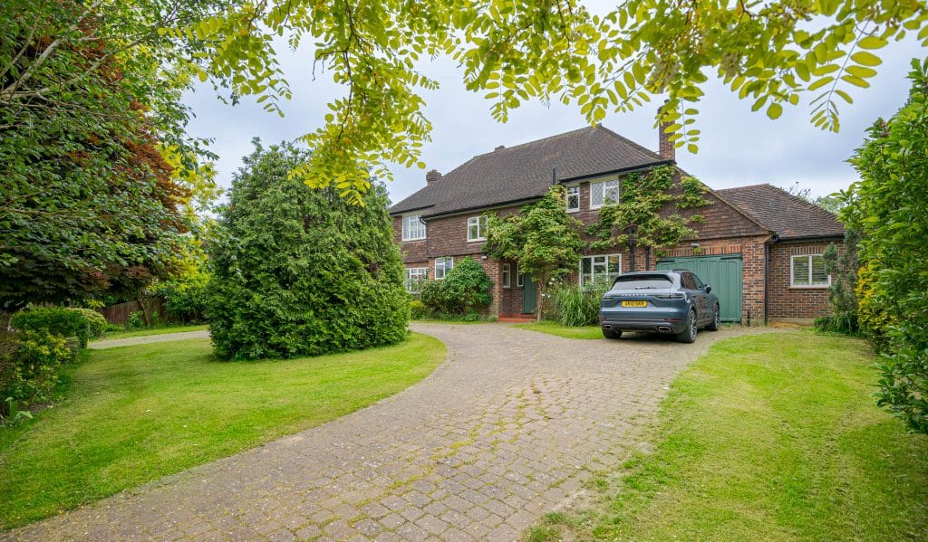 LAWN HOUSE bromley kent contemporary location house Location Creation: Lawn House: Front drive